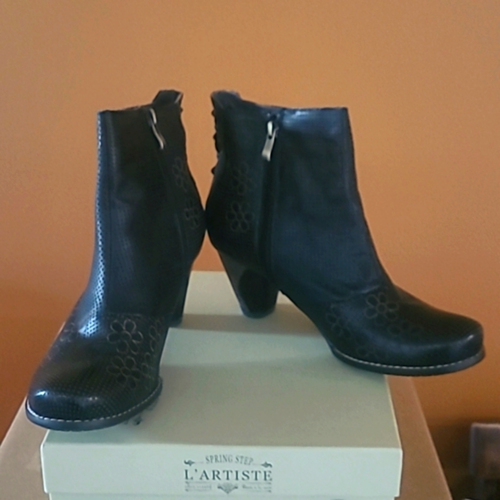 Size 9 (40) L'Artiste Spring Step Booties
